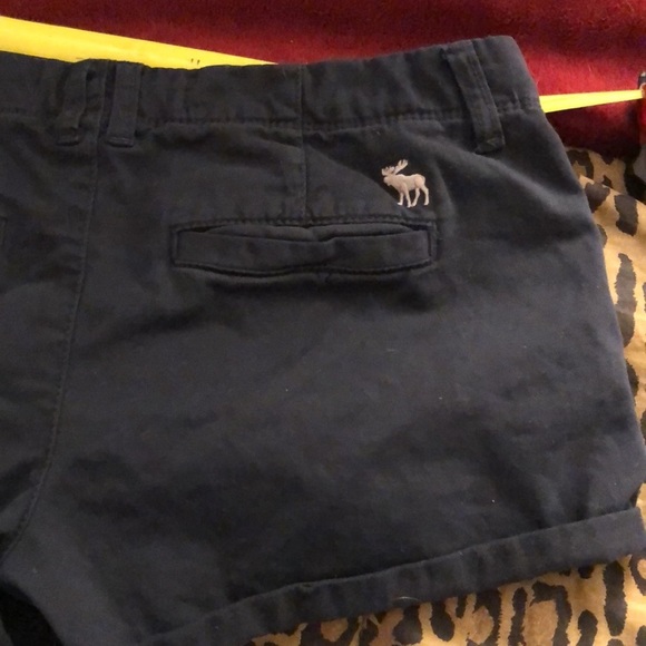 Abercrombie& Finch  size 2 navy blue chino shorts ,rolled at hem like new - Picture 6 of 11